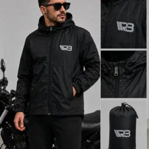 Chaqueta impermeable negra reflectiva para moto con logo plateado en el pecho, capota con cordón y estuche de transporte incluido.